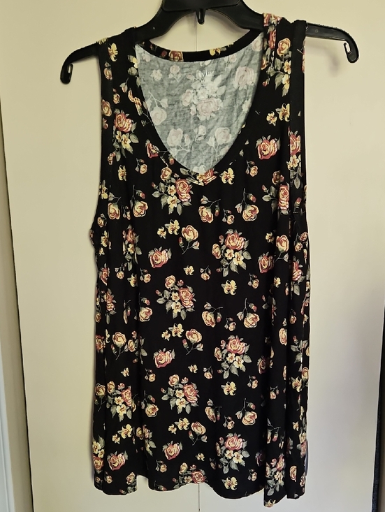 Iyla Tops - IYLA Black Floral V-Neck Tank Top - Black with Pink Roses SZ XL Ptp 22+